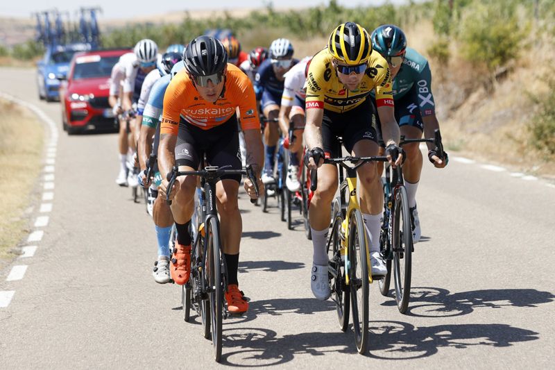 Imagen de la fuga del día, compuesta por de 14 ciclistas Imagen de la fuga del día, compuesta por de 14 ciclistas