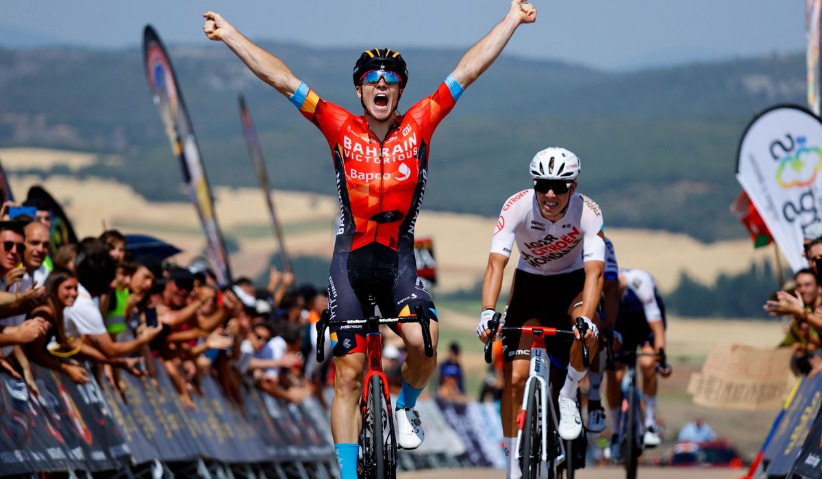 Matevz Govekar gana en la Ciudad Romana de Clunia. Foto Luis Ángel Gómez (Sprint Cycling Agency)