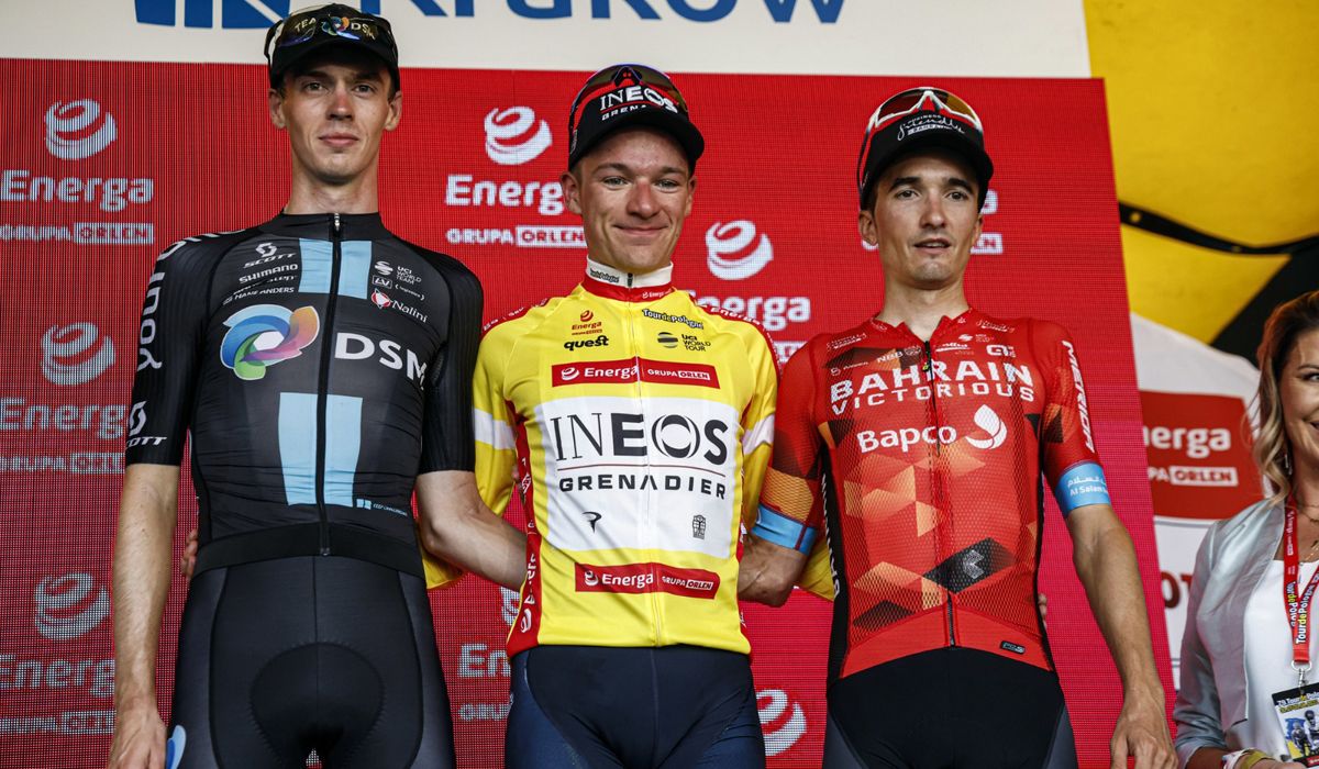 Podio final de la Vuelta a Polonia, con Hayter (ganador) escoltado por Thymen Arensman y Pello Bilbao