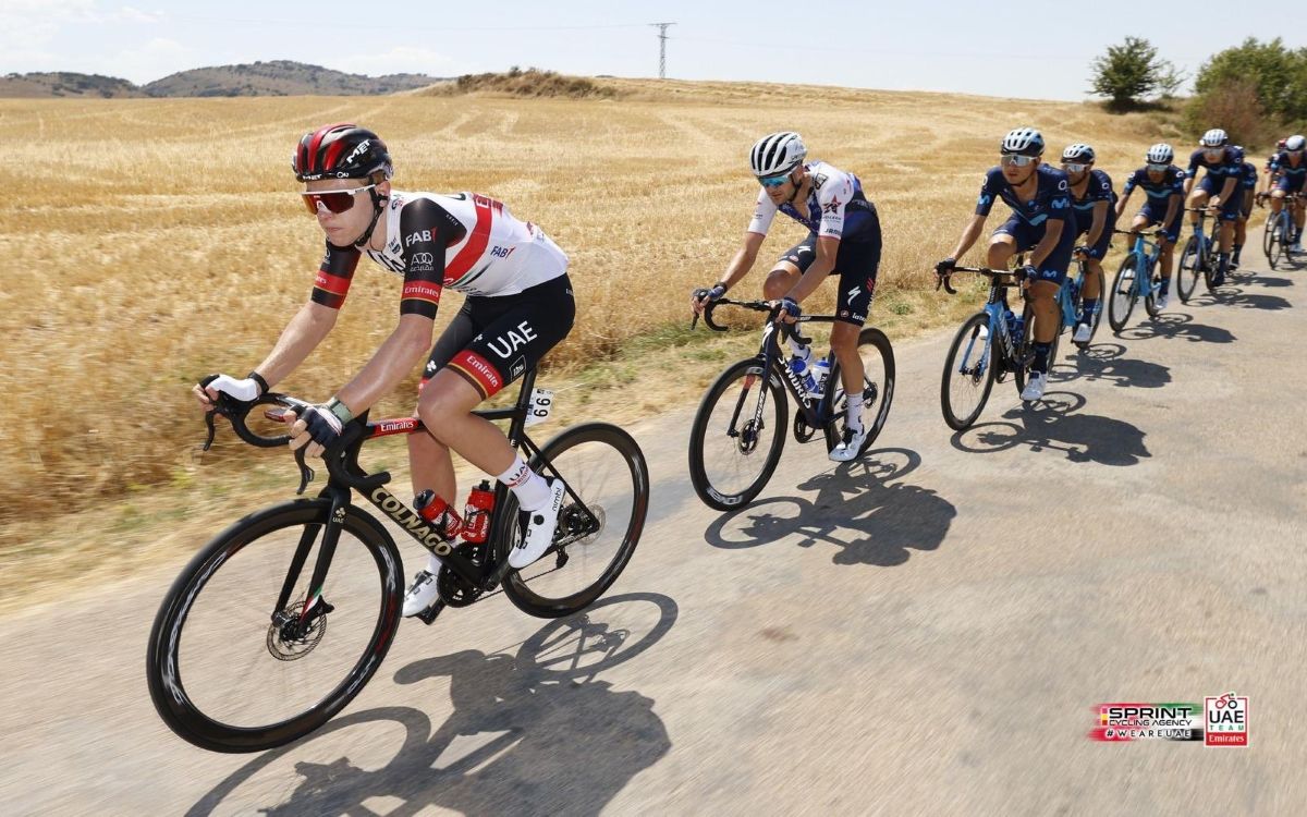 Oliver Knight al frente del pelotón en la Vuelta a Burgos.