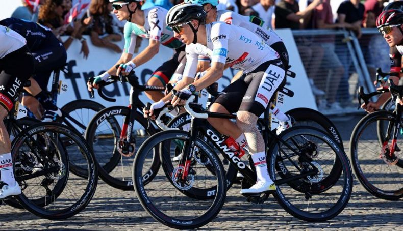 Tadej Pogacar y su Colnago en la etapa final en París Tadej Pogacar y su Colnago en la etapa final en París