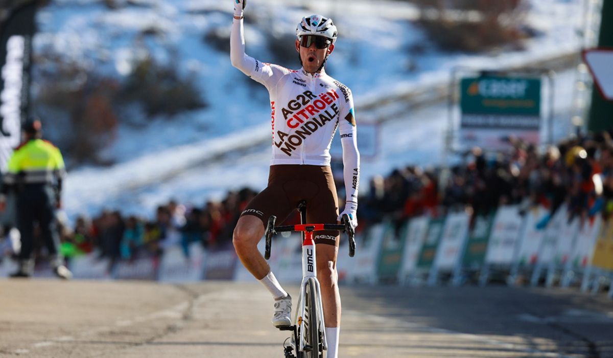 Ben O´Connor celebrando su victoria en La Molina en la pasada Volta a Catalunya