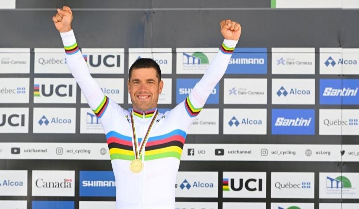 Eduardo Santas con el maillot arco íris de campeón del mundo
