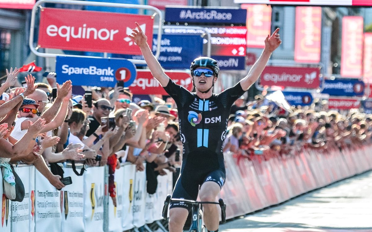 Andreas Leknessund celebrando su victoria de etapa en la 4ª etapa de la ronda noruega.