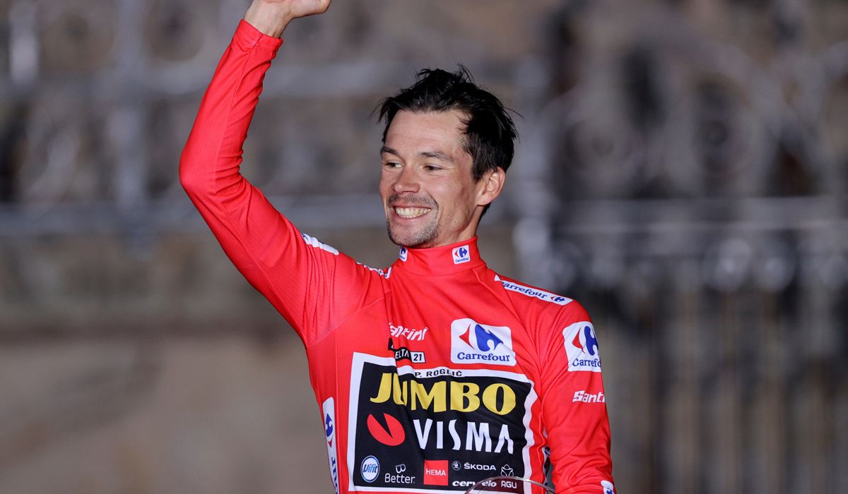 Primoz Roglic en el podio tras ganar La Vuelta 2021