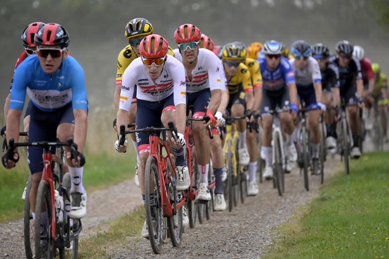 El lider Magnus Sheffield, vestido con el maillot azul, al frente del pelotón en uno de los tramos de adoquines El lider Magnus Sheffield, vestido con el maillot azul, al frente del pelotón en uno de los tramos de adoquines