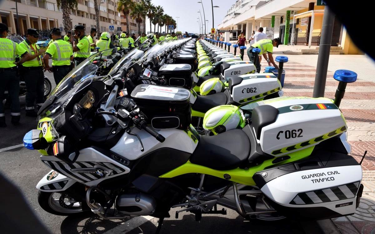 Dotación policial durante una etapa de La Vuelta en su edición 2021. 
