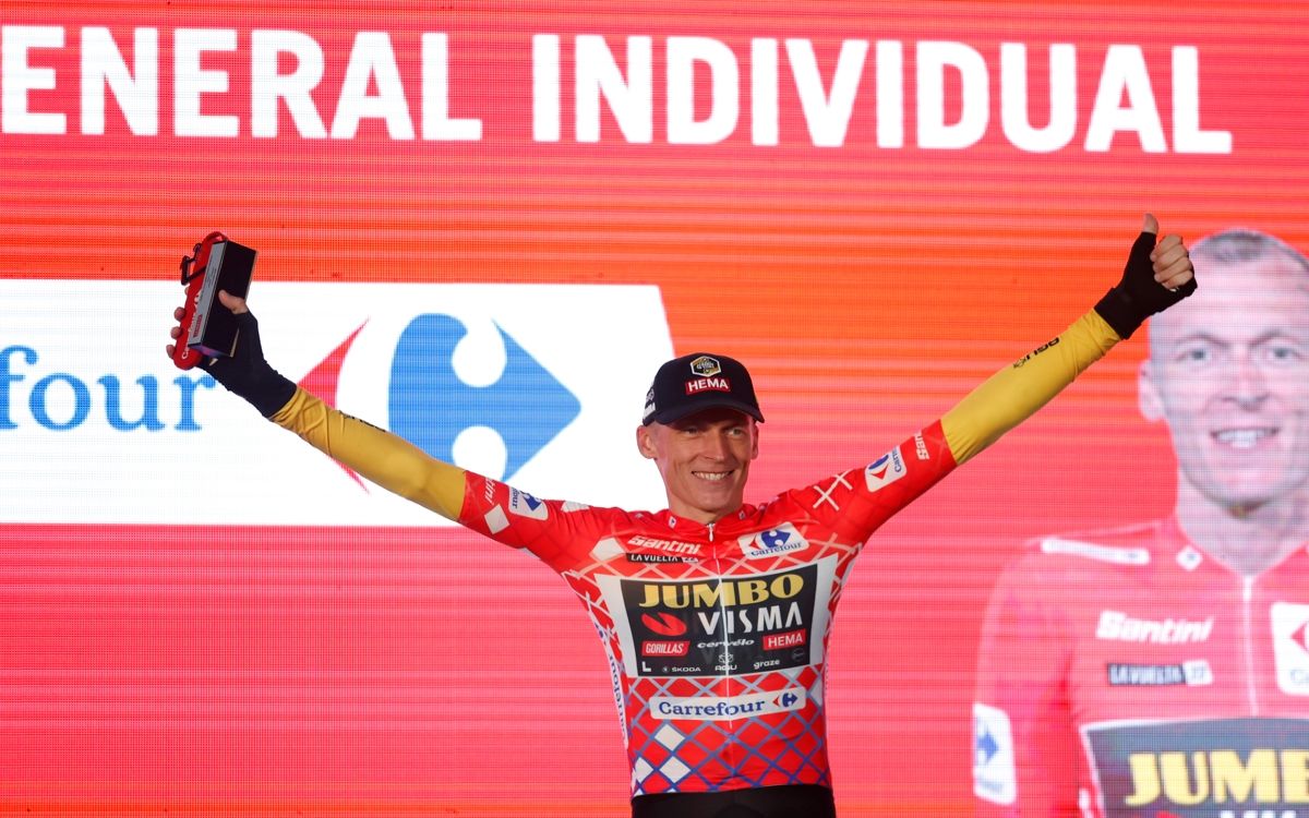 Robert Gesink portando el maillot de líder de La Vuelta. 