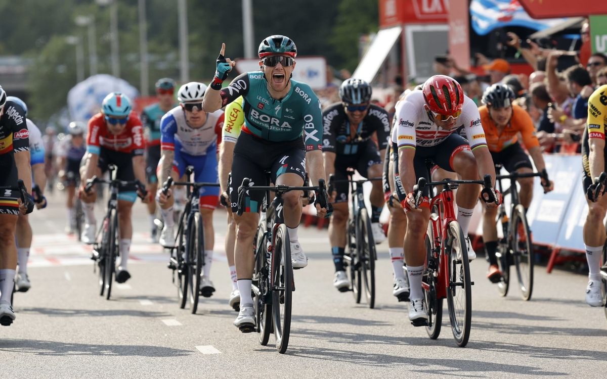 Sam Bennet celebrando su victoria en la segunda etapa de La Vuelta. 