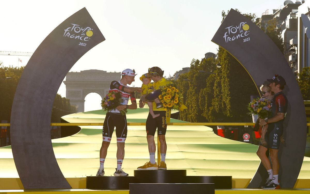 Podio del Tour de Francia con Vingegaard y Thomas con sus respectivos hijos. 