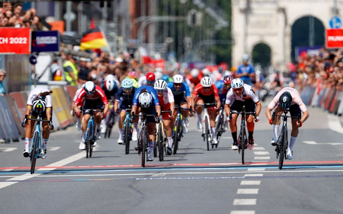 Apretado sprint con Lorena Wiebes en la derecha y Elisa Balsamo por la izquierda. 