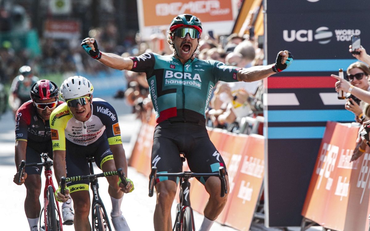 Marco Haller celebrando su victoria por delante de Wout van Aert. 