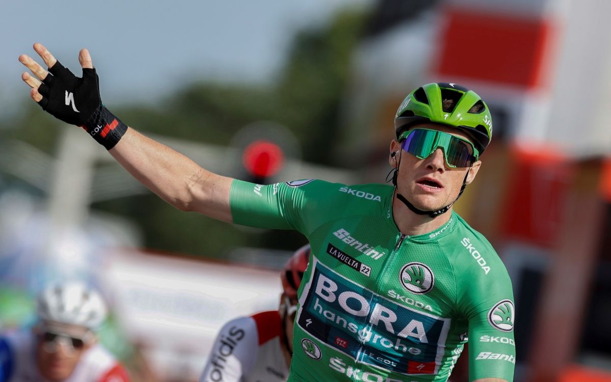 Sam Bennett, con el maillot verde de los puntos, celebrando su segunda victoria en La Vuelta.