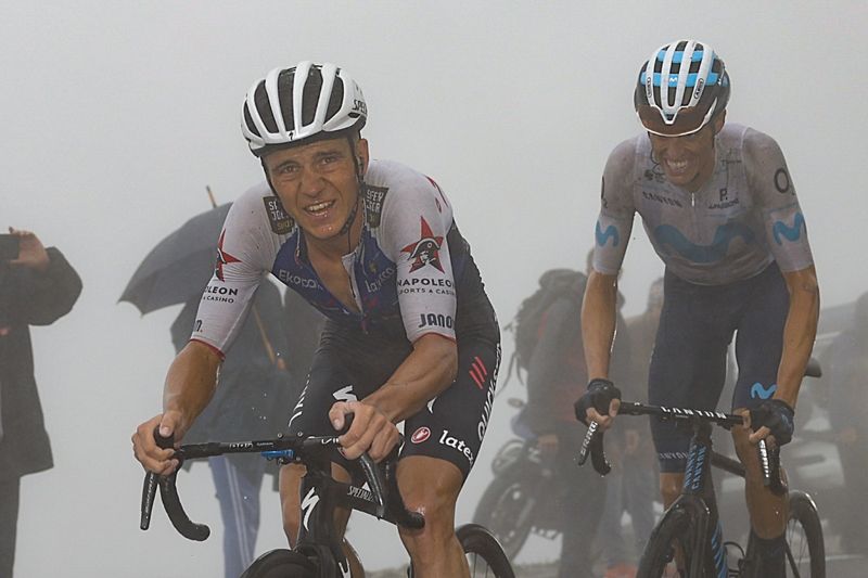 Evenepoel y Enric Mas, persiguiendo a Jay Vine en la parte final de la ascensión al Pico Jano. Evenepoel y Enric Mas, persiguiendo a Jay Vine en la parte final de la ascensión al Pico Jano.