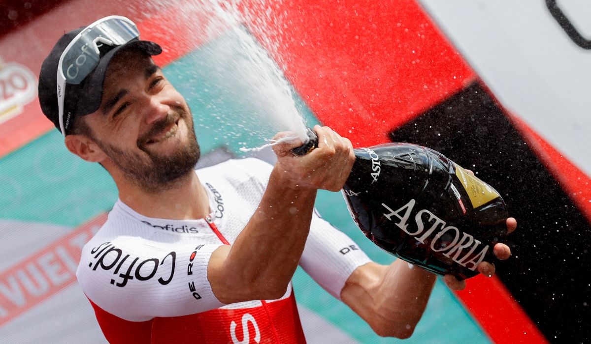 Jesús Herrada celebra en el podio su victoria en la 7ª etapa de La Vuelta