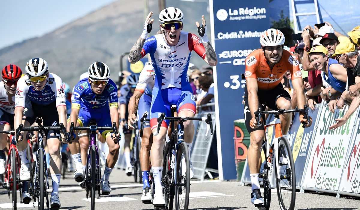 Jake Stewart celebrando su primera victoria como profesional en el Tour de l'Ain.