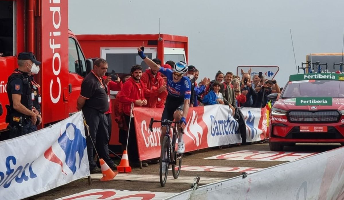 Jay Vine celebrando su 2ª victoria en lo que va de La Vuelta