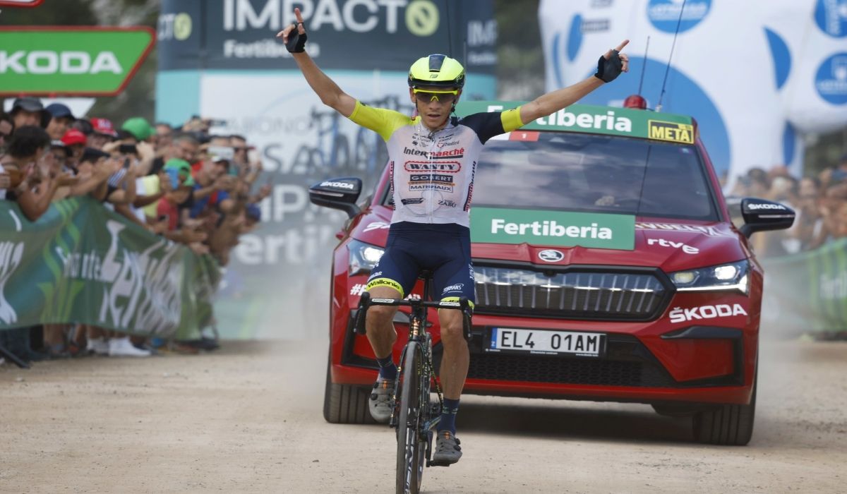 Louis Meintjes celebrando su victoria en la 9ª etapa de La Vuelta.