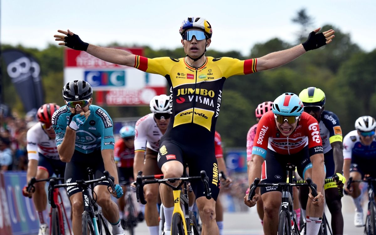 Wout van Aert celebrando la Bretagne Classic en línea de meta.