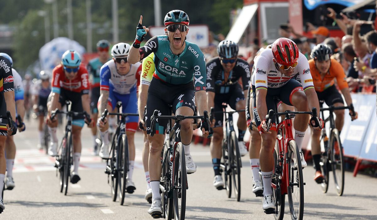 Sam Bennett celebrando una de sus victorias en La Vuelta 2022