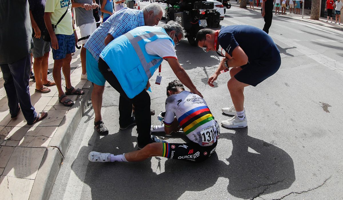 Julian Alaphilippe en el suelo tras caerse durante la undécima etapa de la Vuelta a España