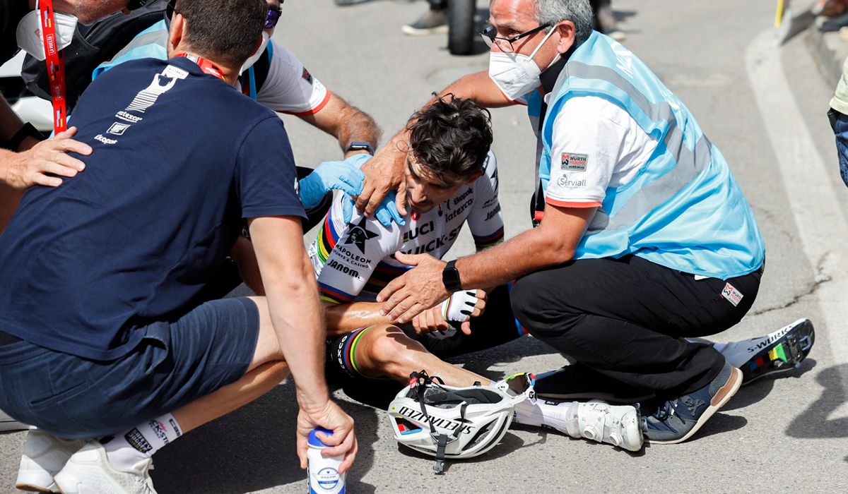 Julian Alaphilippe, en el suelo tras caerse durante la undécima etapa de La Vuelta