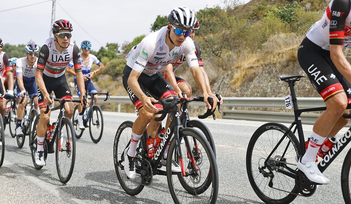 Juan Ayuso da positivo por COVID pero sigue en La Vuelta