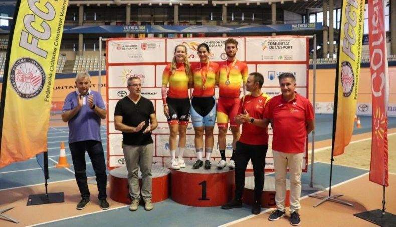 Podio con los primeros ganadores de las distintas disciplinas dentro de la pista.