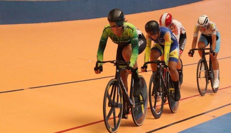 Competidoras femeninas durante una prueba en la primera jornada de campeonato.