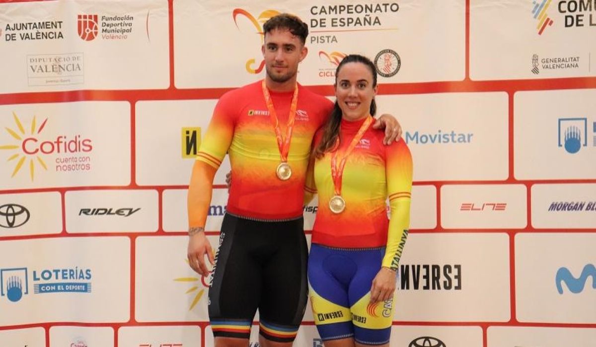 Alejandro Martínez y Helena Casas en meta tras hacerse con sus títulos. 