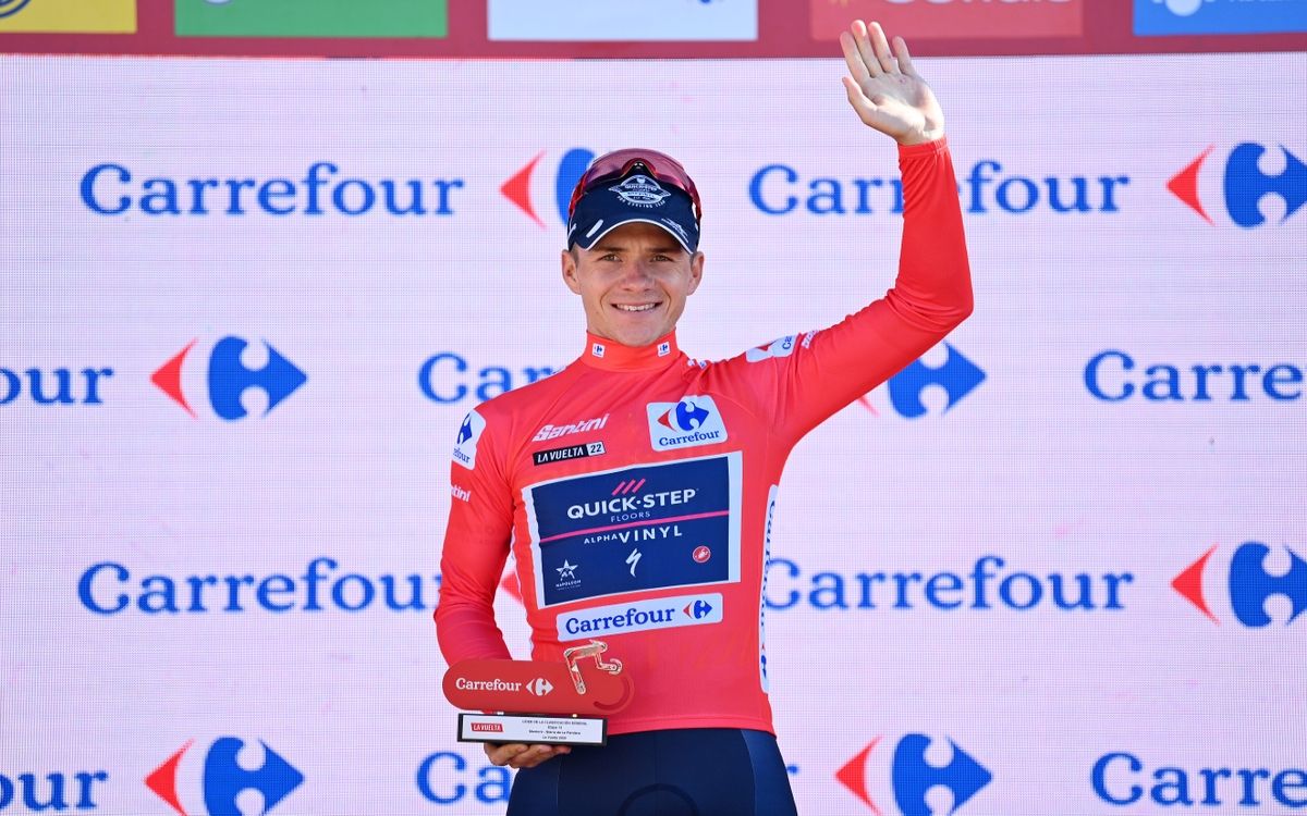 Evenepoel en meta con su maillot de líder de la clasificación general.