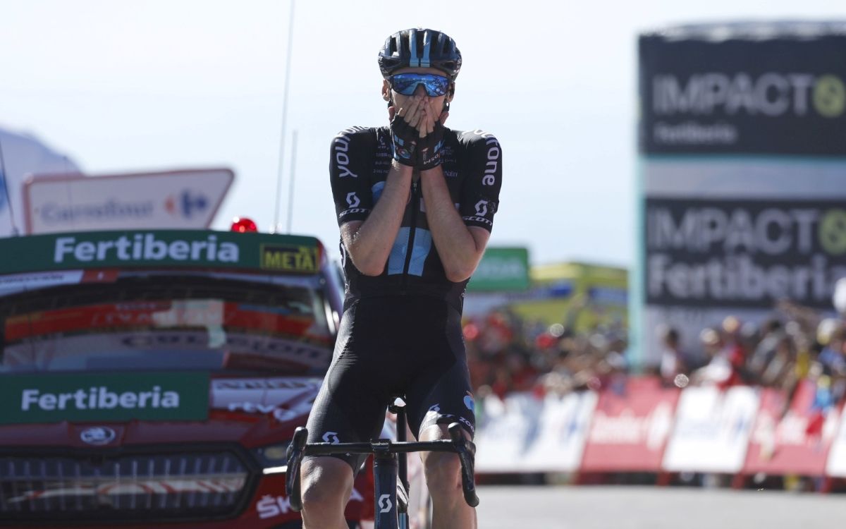 Thymen Arensman celebrando su primera victoria en La Vuelta.