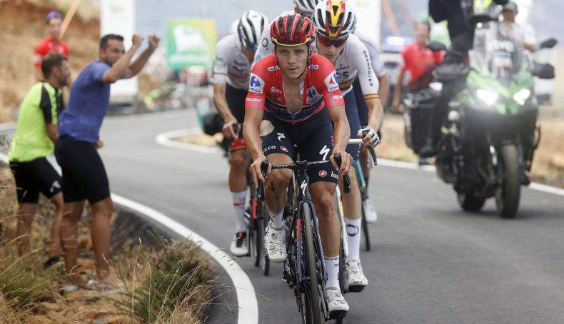 Remco Evenepoel, encabezando el grupo de favoritos en la subida a Peñas Blancas Remco Evenepoel, encabezando el grupo de favoritos en la subida a Peñas Blancas