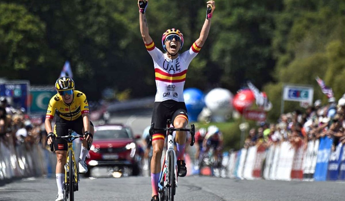 Mavi García celebrando su victoria en el reciente GP Ploauy