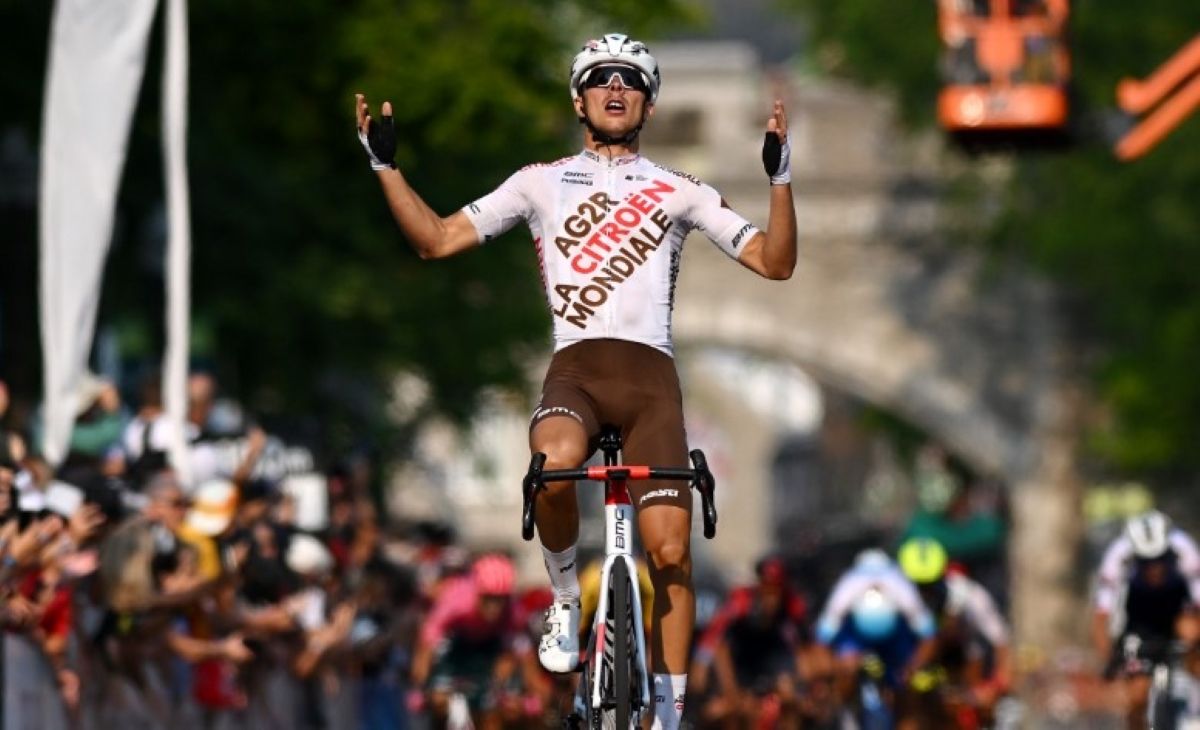 Cosnefroy celebrando en meta su triunfo en el GP de Quebec. 