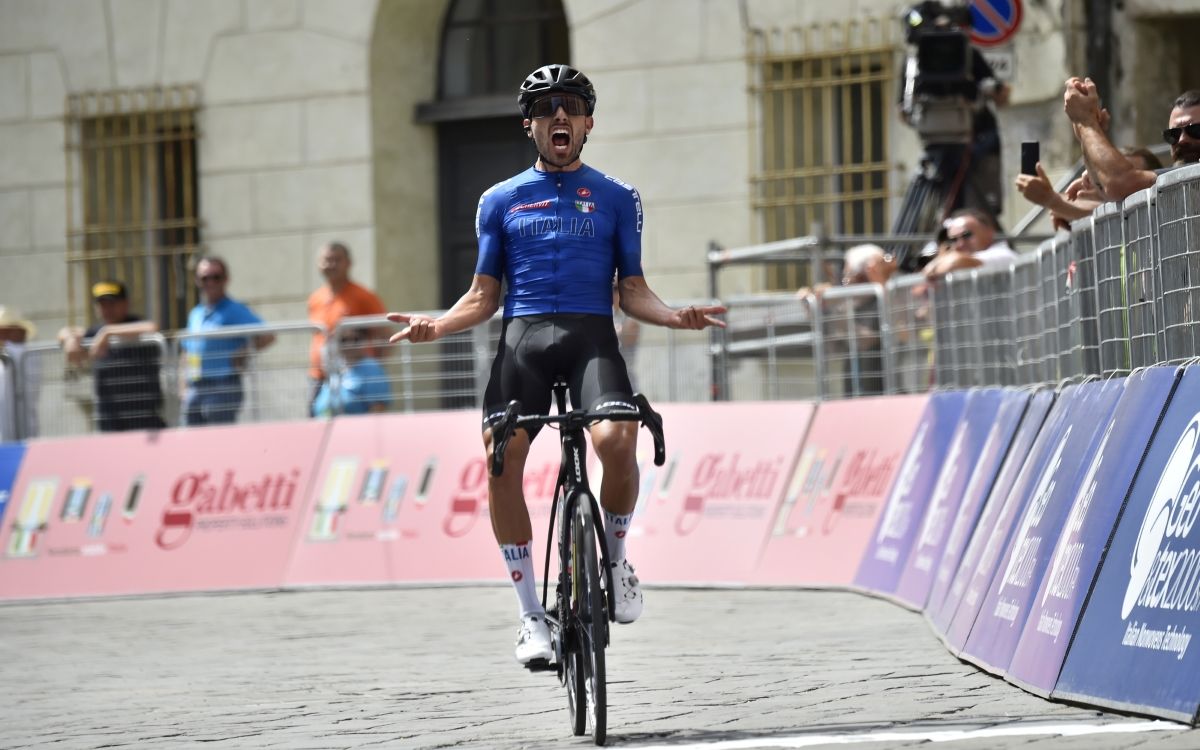Carboni celebrando su victoria en la Adriatica Ionica Race.