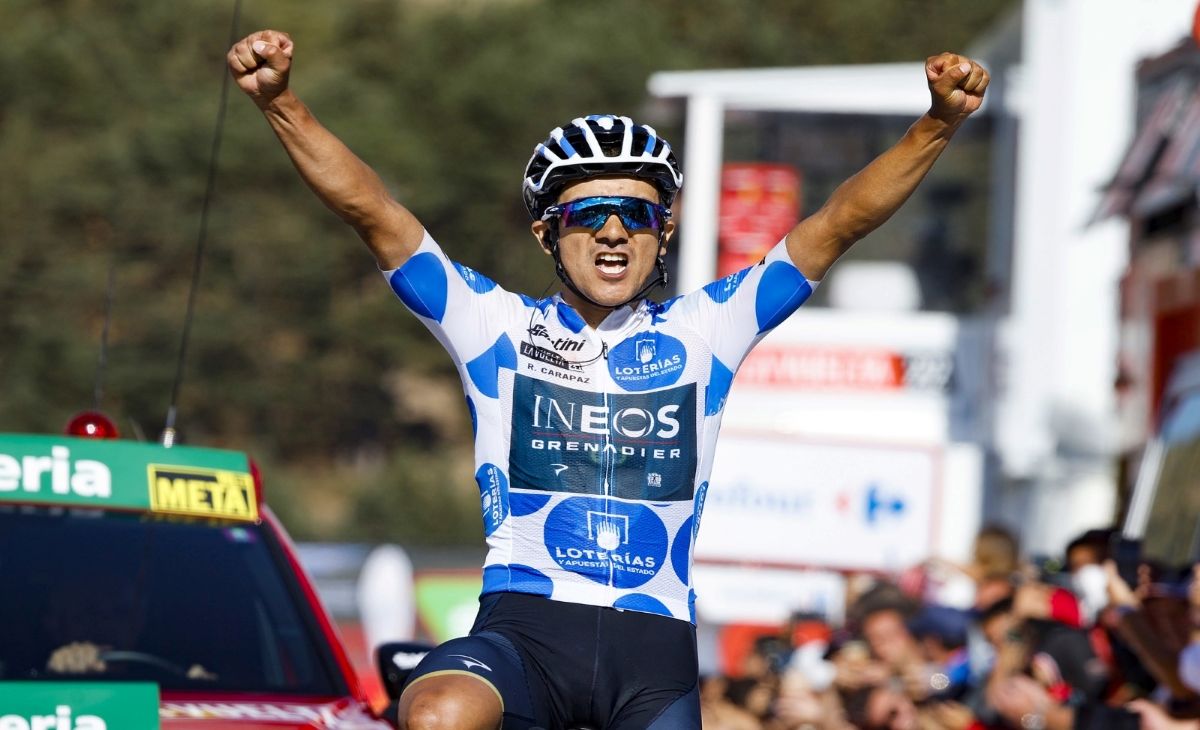 Richard Carapaz celebrando su tercera victoria de etapa en La Vuelta.