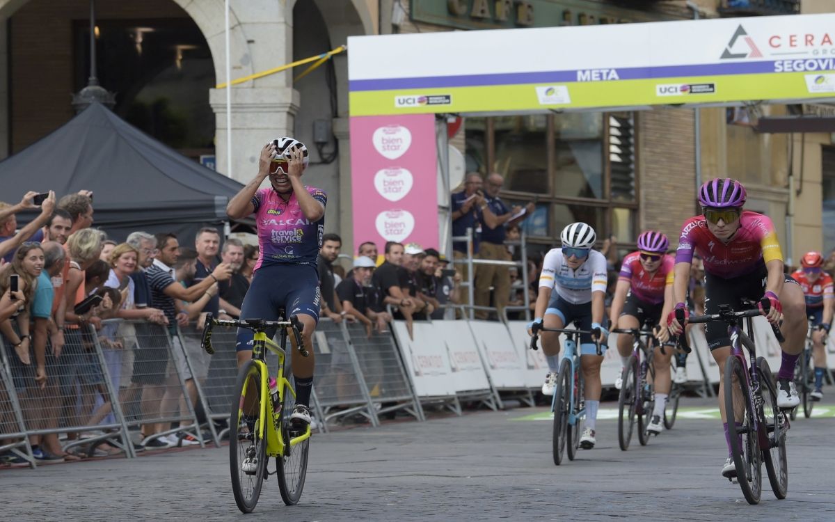 Silvia Persico se lleva las manos a la cabeza tras ganar en Segovia.