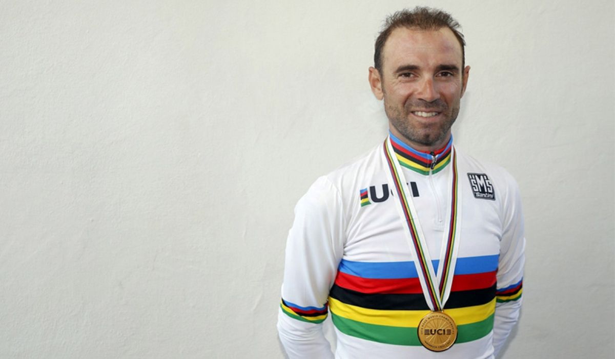 Alejandro Valverde con su medalla de oro y maillot arcoíris de campeón del mundo. 