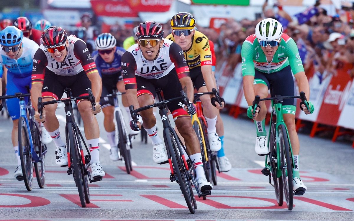 Juan Sebastián Molano entrando en primer lugar la meta.