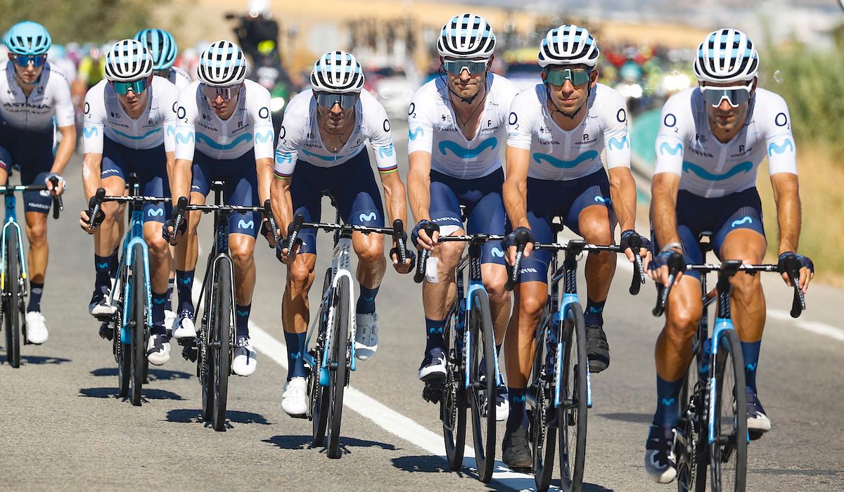 Los ciclistas del Movistar Team en una etapa de La Vuelta 2022