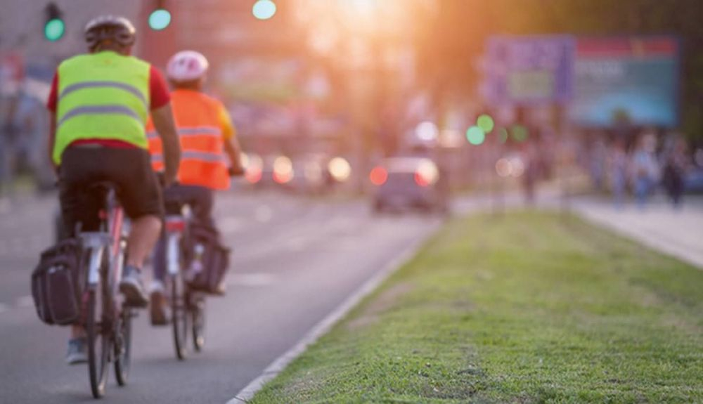 La DGT avisa: éste es el único caso en el que podrás llevar un pasajero en una bicicleta (Imagen: DGT)