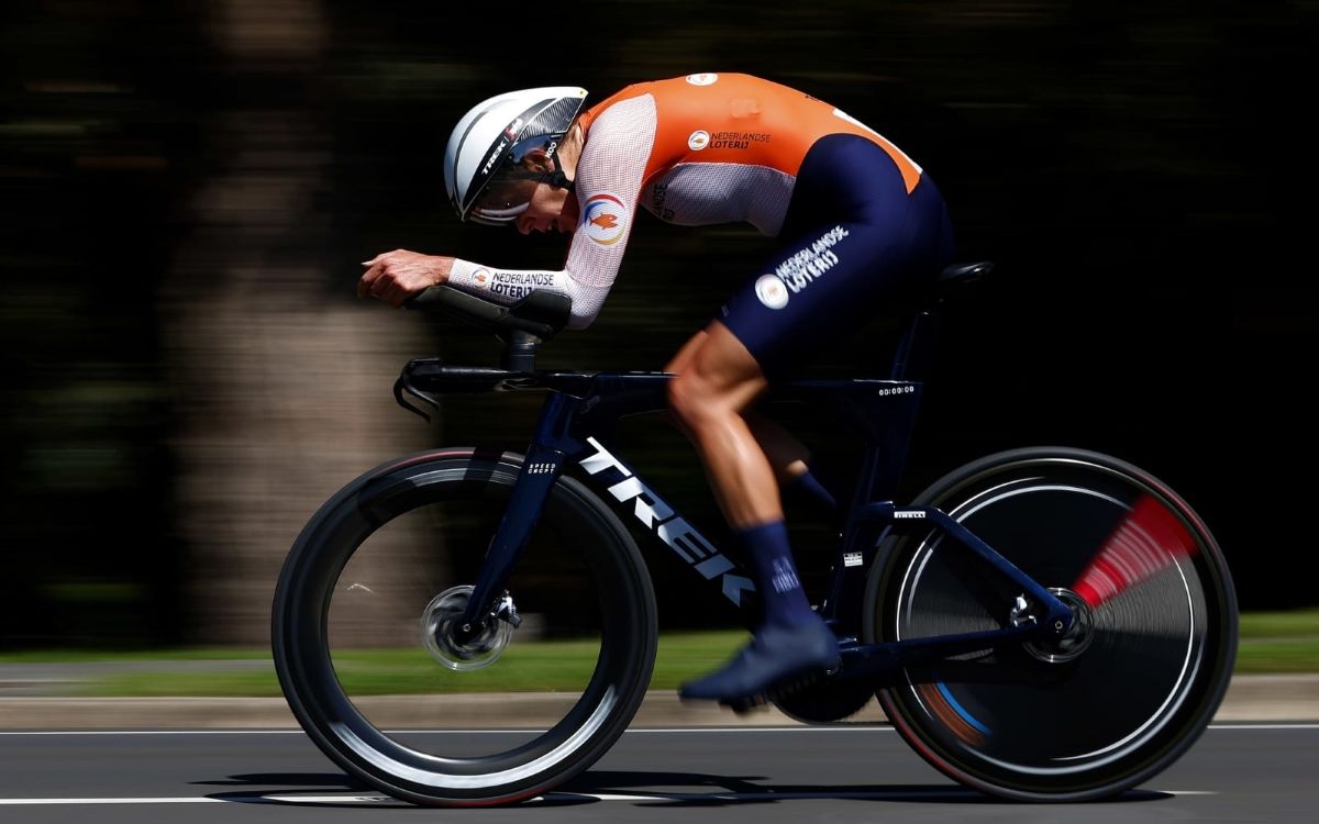 Ellen van Dijk durante su actuación en la prueba femenina de CRI