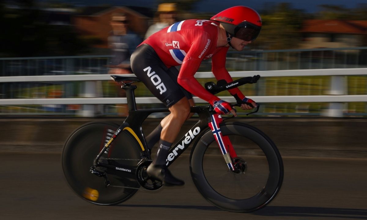 Tobias Foss subido a su Cervélo durante un compás de la crono. 