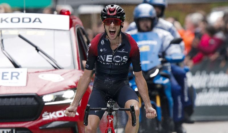 Adam Yates celebrando su victoria en la 3ª etapa de la Vuelta a Alemania Adam Yates celebrando su victoria en la 3ª etapa de la Vuelta a Alemania