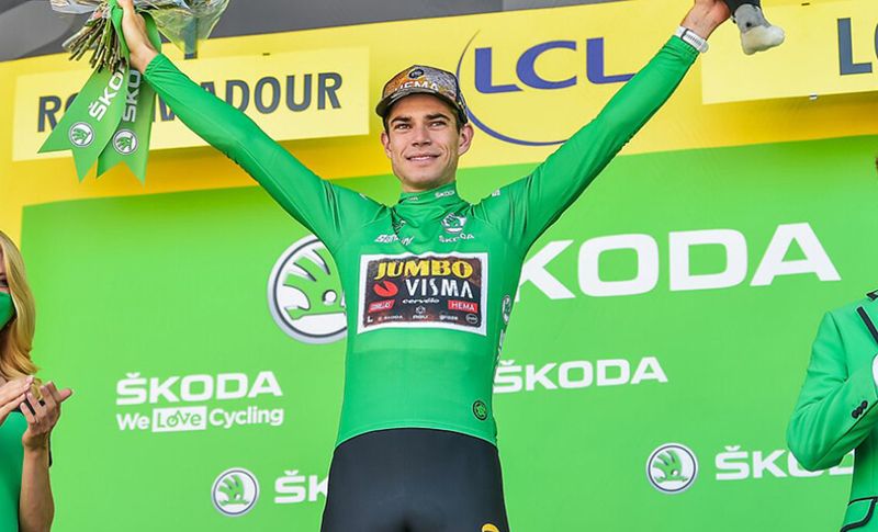 Wout Van Aert en el podio del Tour luciendo su maillot verde Wout Van Aert en el podio del Tour luciendo su maillot verde