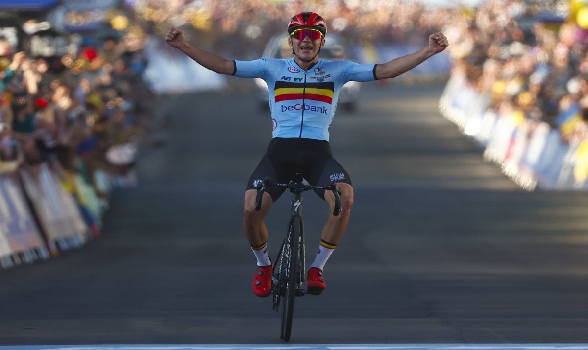 Remco Evenepoel celebrando en meta la última de sus exhibiciones. 