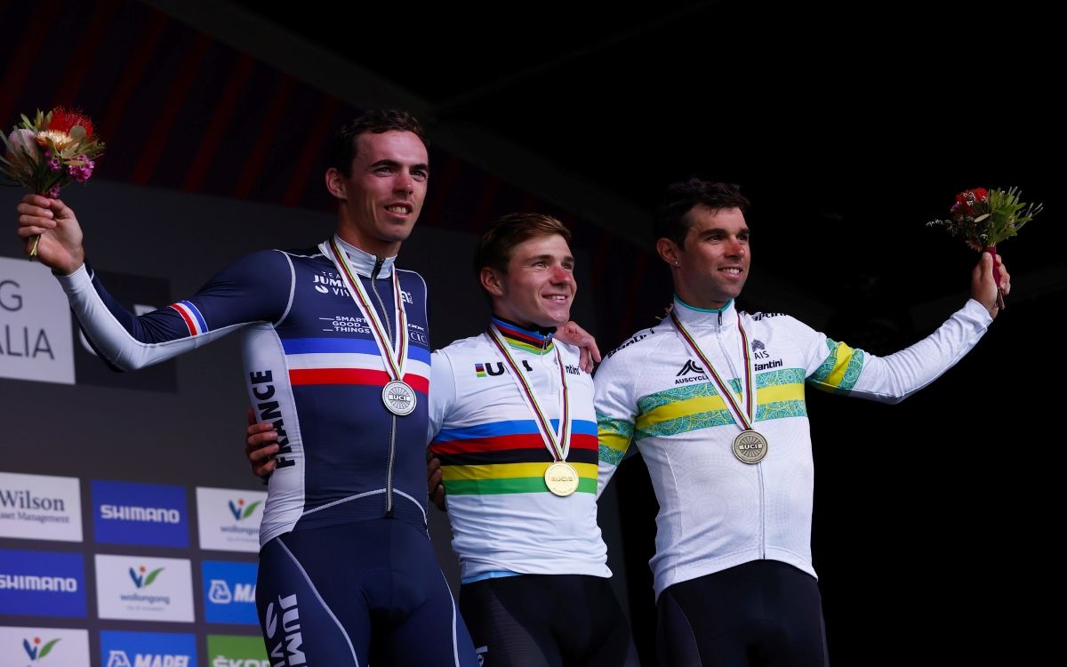 Christophe Laporte, Remco Evenepoel y Michael Matthews en el podio de la prueba en ruta. 