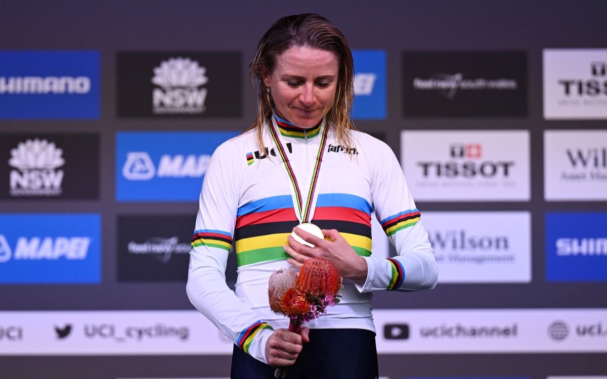 Annemiek van Vleuten en el podio con su nuevo maillot arcoíris. 
