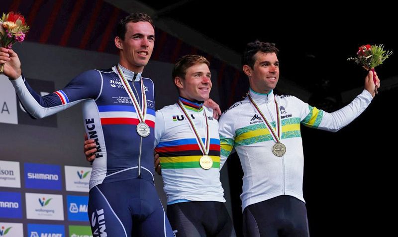 Evenepoel, Laporte y Matthews en el podio de la carrera en ruta del Mundial Evenepoel, Laporte y Matthews en el podio de la carrera en ruta del Mundial